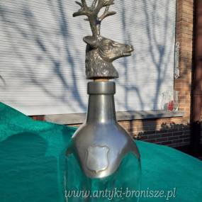 Karafka szklana, wykonczenia z cyny, korek w ksztalcie glowy jelenia z rogami - poz 3301