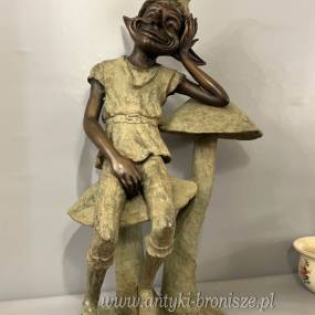 SIEDZĄCY SKRZAT NA GRZYBIE - z brązu Troll Gnom