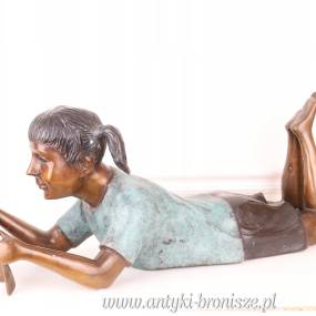 LEŻĄCE DZIECKO czytające książkę figura z BRĄZU
