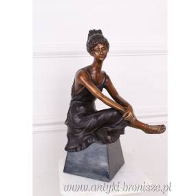 PIĘKNA KOBIETA figura z brązu