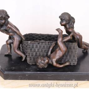 ZABAWNE DZIECI W KOSZU figura z brązu