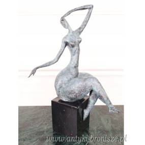 KOBIETA NA MARMURZE PATYNA -FIGURA Z BRĄZU