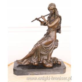 KOBIETA GRAJĄCA NA FLECIE figura z brązu