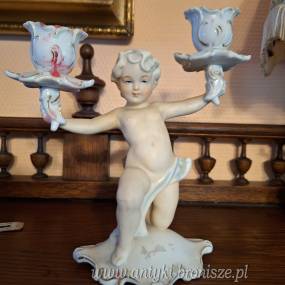 Figurka z porcelany: Amorek podtrzymujacy swiecznik dwuramienny - poz. 2779