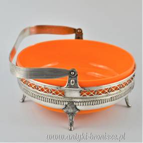 Ażurowy Koszyk z pomarańczowym szklanym wkładem Francja początek XX wieku.