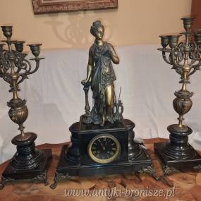 Zestaw kominkowy: zegar z czarnego marmuru z figura "Dama z lira" oraz 2 kandelabry - poz. 5036