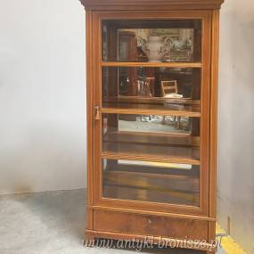 Serwantka w stylu Biedermeier