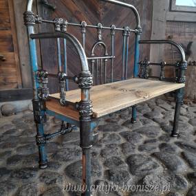 Urocza metalowa ławka