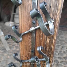 Wieszak na wino na starej kowalskiej zawiasie