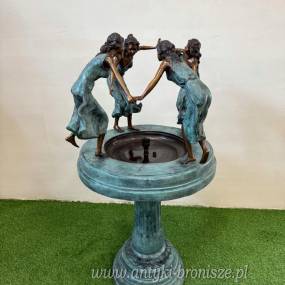 FONTANNA Z BRĄZU - CZTERY KOBIETY
