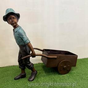 FIGURA z brązu - CHŁOPIEC Z TACZKAMI