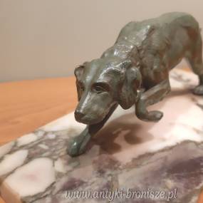 Pies z brazu artystycznego z zielona patyna (sygn. nieczytelna) na podstawie z marmuru - poz. 2439