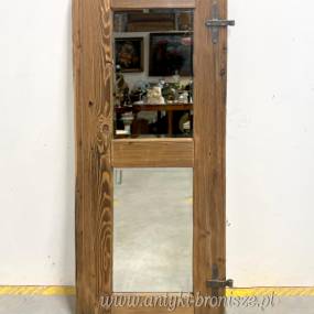 Lustro w starej ramie z okiennicy