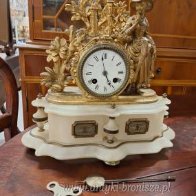 Zegar braz art. + bialy marmur, mechaniz numerowany "Kobieta w kapeluszu z koszem owocow" - poz. 5931