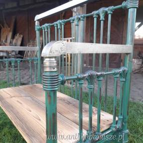 Metalowa ławka.