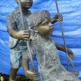 Radość dziecka - rzeźba ogrodowa chłopca i dziewczynki