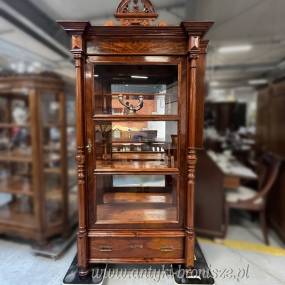 Elegancka serwantka pochodząca z Niemiec