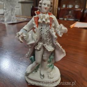 Figurka z porcelany "Gentelman z kapeluszem w bialym plaszczu" - poz. 343