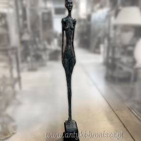 Smukła figura z brązu