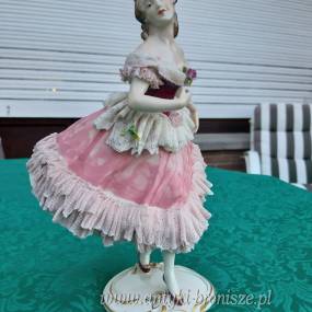 Figura z porcelany " Tancerka w różowej sukience" z róża we włosach, XIX w. - poz. 700