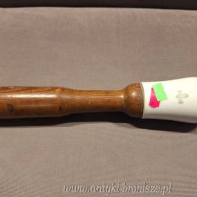 Stary tluczek do mozdzierza - porcelana sygn. z drewnianym trzonkiem - poz. 4835
