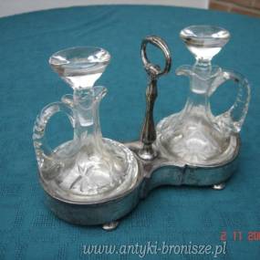 Zestaw oliwa/vinegrette: piękne kryształowe pojemniki z korkami w platerowym stojaku - poz. 3378